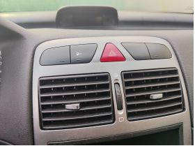 Peugeot 307 (2000-)  бутон аварийни панел  15 евро табло духалки 0884333269 ремонт заден мост 180 евро