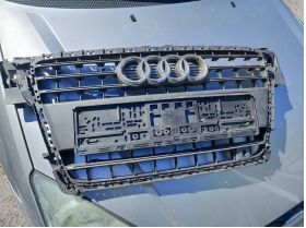 Audi A4 B8 (2007-2011г.). решетка предна забележки - счупени 2 държача 100 лв Ем Комплект 0884333269