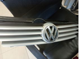 Volkswagen POLO (2001 ршетка предна цена 40 бимберици Ем Комлпект 0884333269