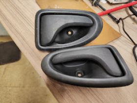 Дръжка врата лява дясна RENAULT CLIO II III, MEGANE I, MEGANE SCENIC I, TRAFIC II 01.96- цена 4 евро 0884333269